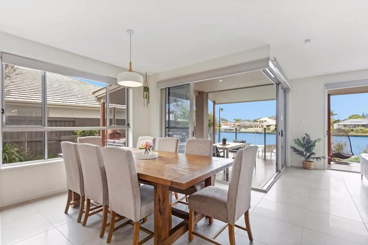 Luxurious Waterfront Paradise Stunning Views Kawana Waters 0*,  Austrália