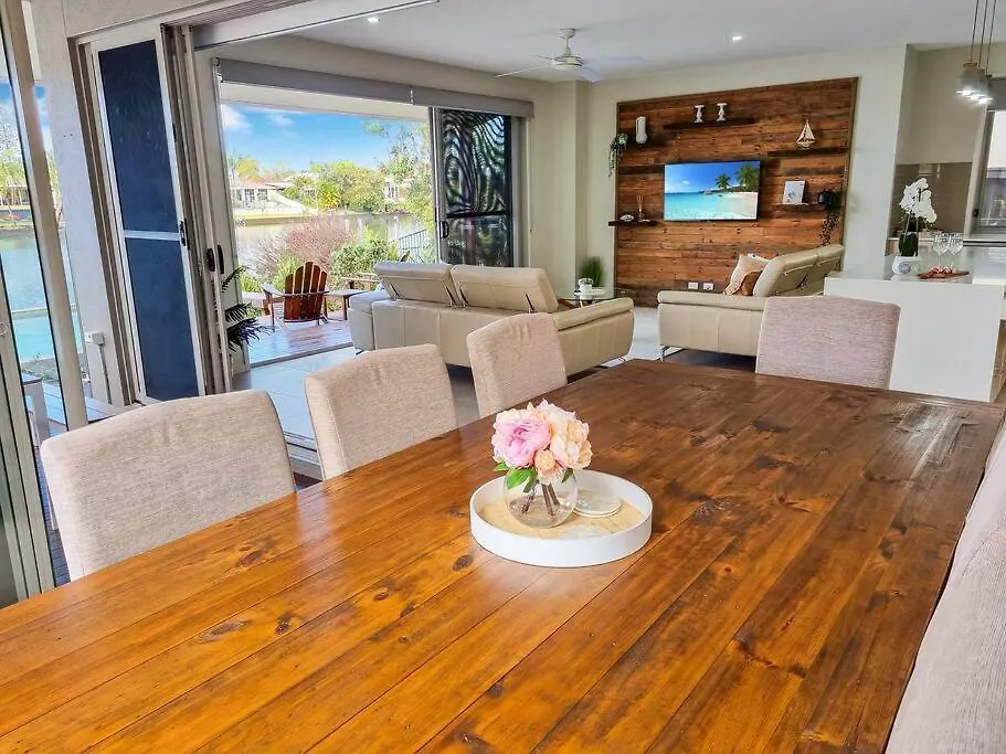 Luxurious Waterfront Paradise Stunning Views Kawana Waters