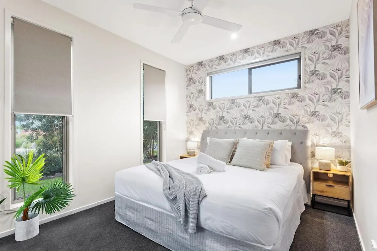 Luxurious Waterfront Paradise Stunning Views Kawana Waters Holiday home