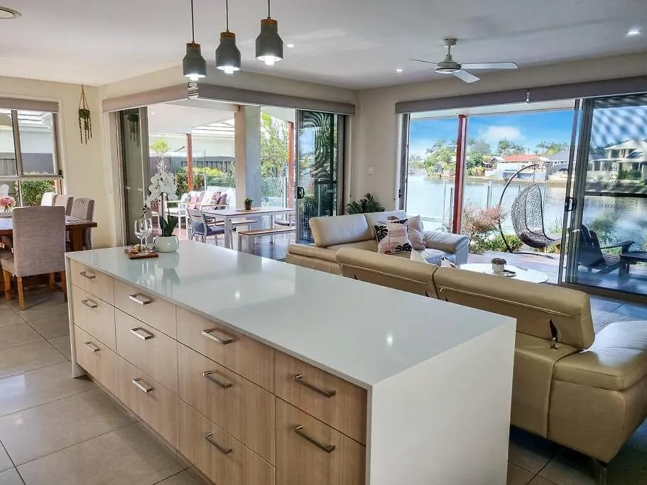 Luxurious Waterfront Paradise Stunning Views Kawana Waters