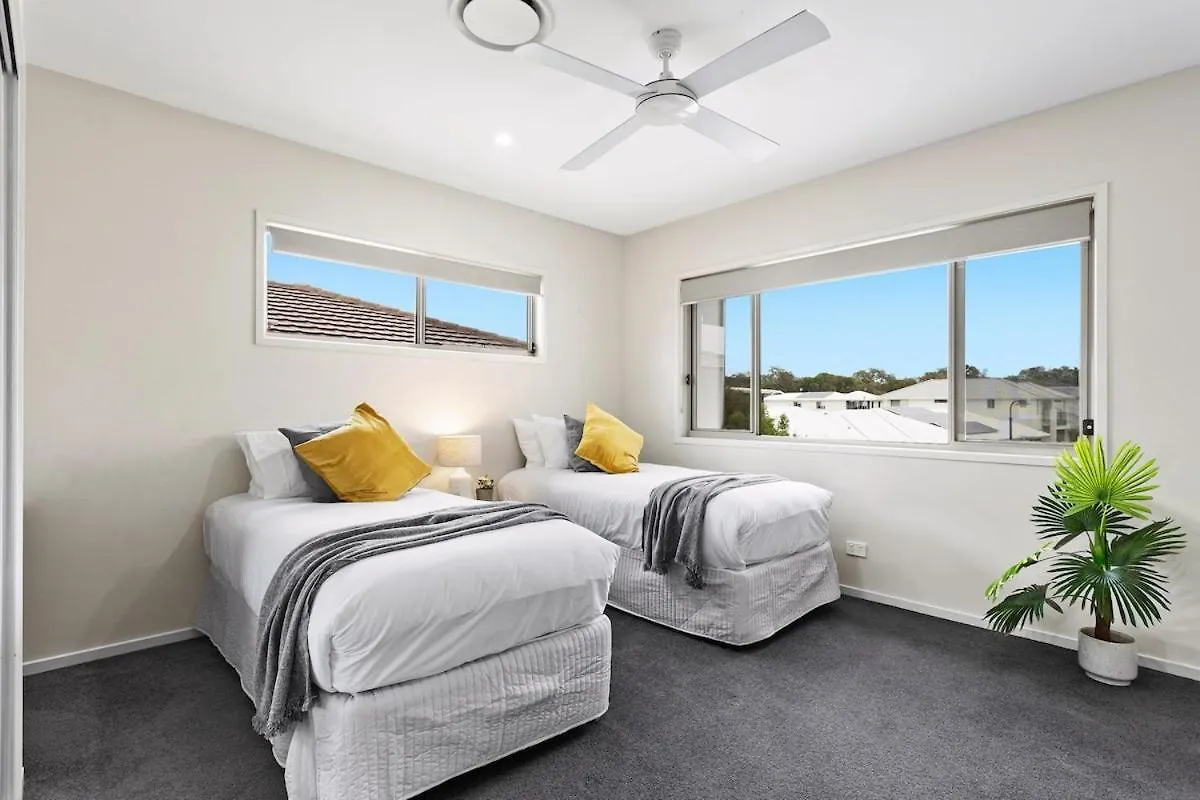 Luxurious Waterfront Paradise Stunning Views Kawana Waters