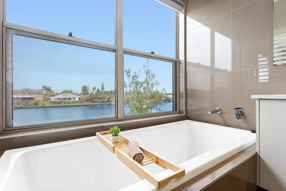 Luxurious Waterfront Paradise Stunning Views Kawana Waters