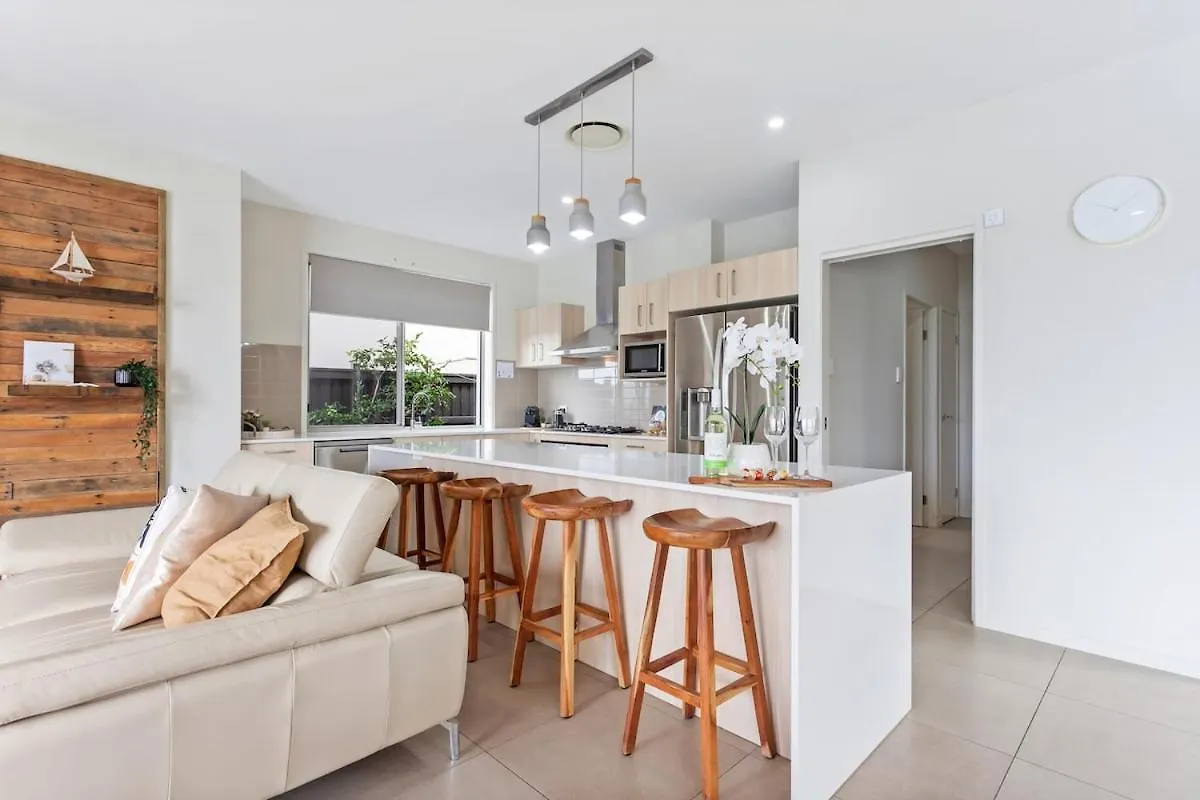Luxurious Waterfront Paradise Stunning Views Kawana Waters