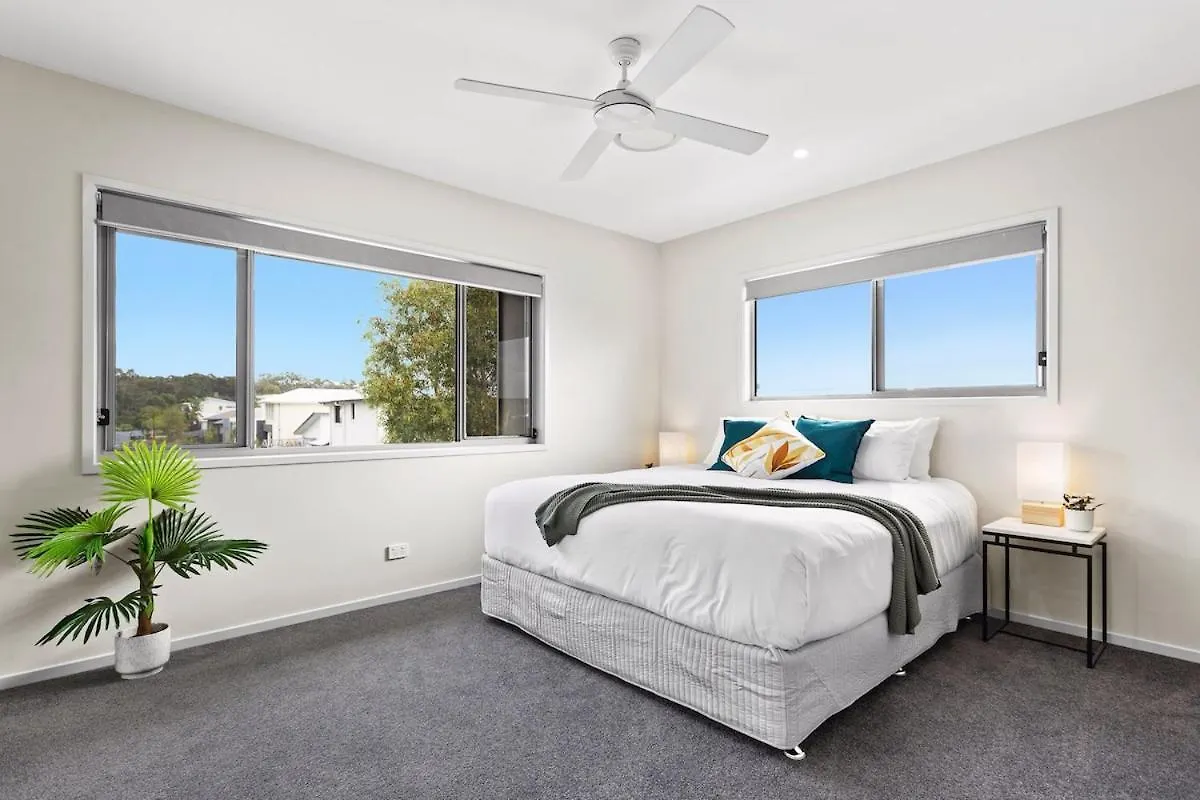 Luxurious Waterfront Paradise Stunning Views Kawana Waters 0*,