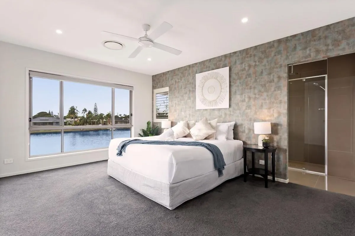 Luxurious Waterfront Paradise Stunning Views Kawana Waters Australia