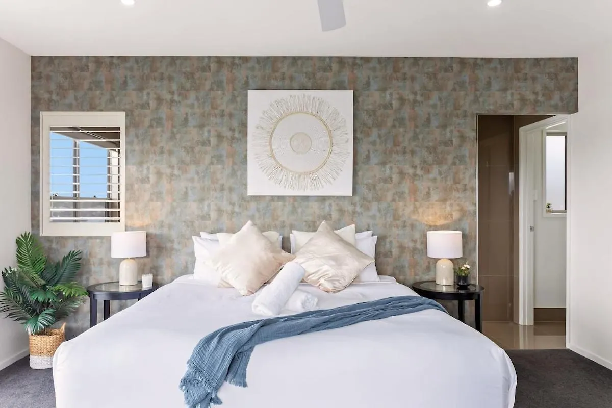Luxurious Waterfront Paradise Stunning Views Kawana Waters Holiday home