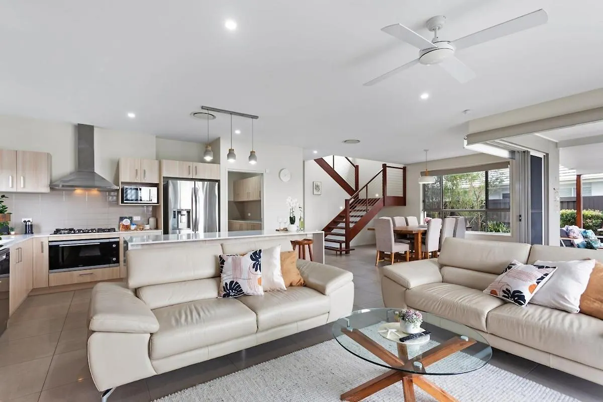 Holiday home Luxurious Waterfront Paradise Stunning Views Kawana Waters Australia