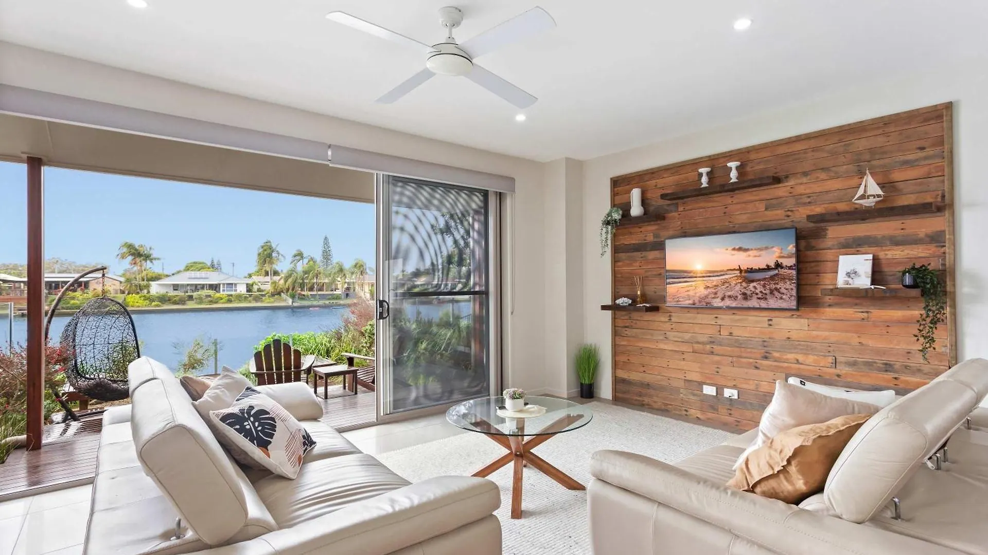 Luxurious Waterfront Paradise Stunning Views Kawana Waters Holiday home