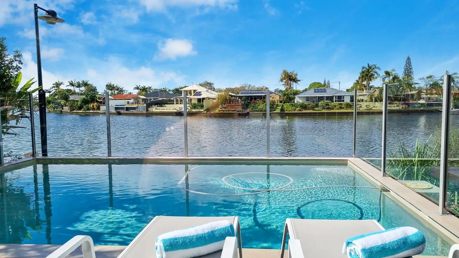 Holiday home Luxurious Waterfront Paradise Stunning Views Kawana Waters